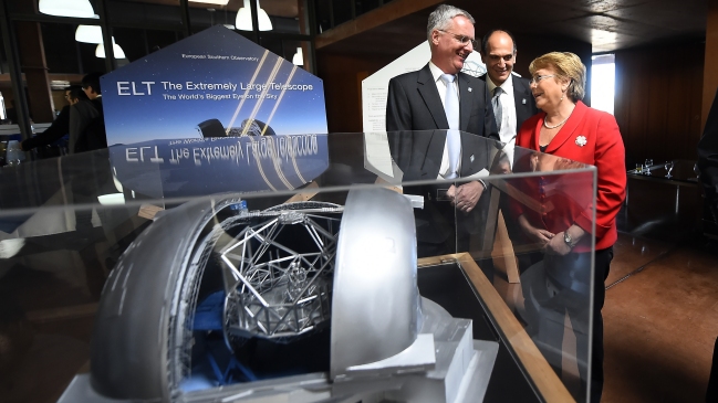 Presidenta Bachelet puso la primera piedra del mayor telescopio óptico del mundo