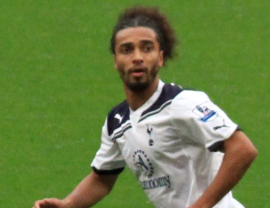 Futbolista camerunés se debate entre el fútbol y el porno