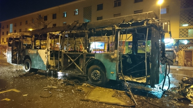 Encapuchados incendiaron bus del Transantiago en Estación Central