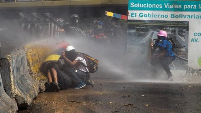 Al menos 36 heridos, entre ellos un diputado, en marcha opositora en Venezuela