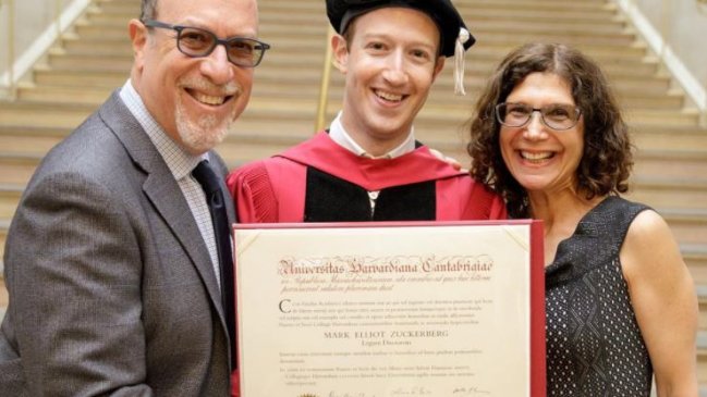 Mark Zuckerberg dio un emotivo discurso al titularse de Harvard