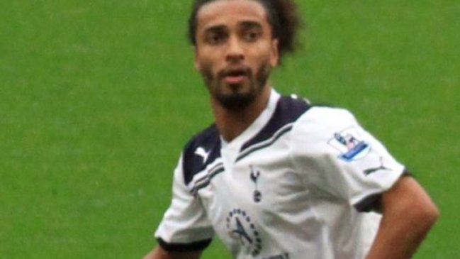 Futbolista camerunés se debate entre el fútbol y el porno