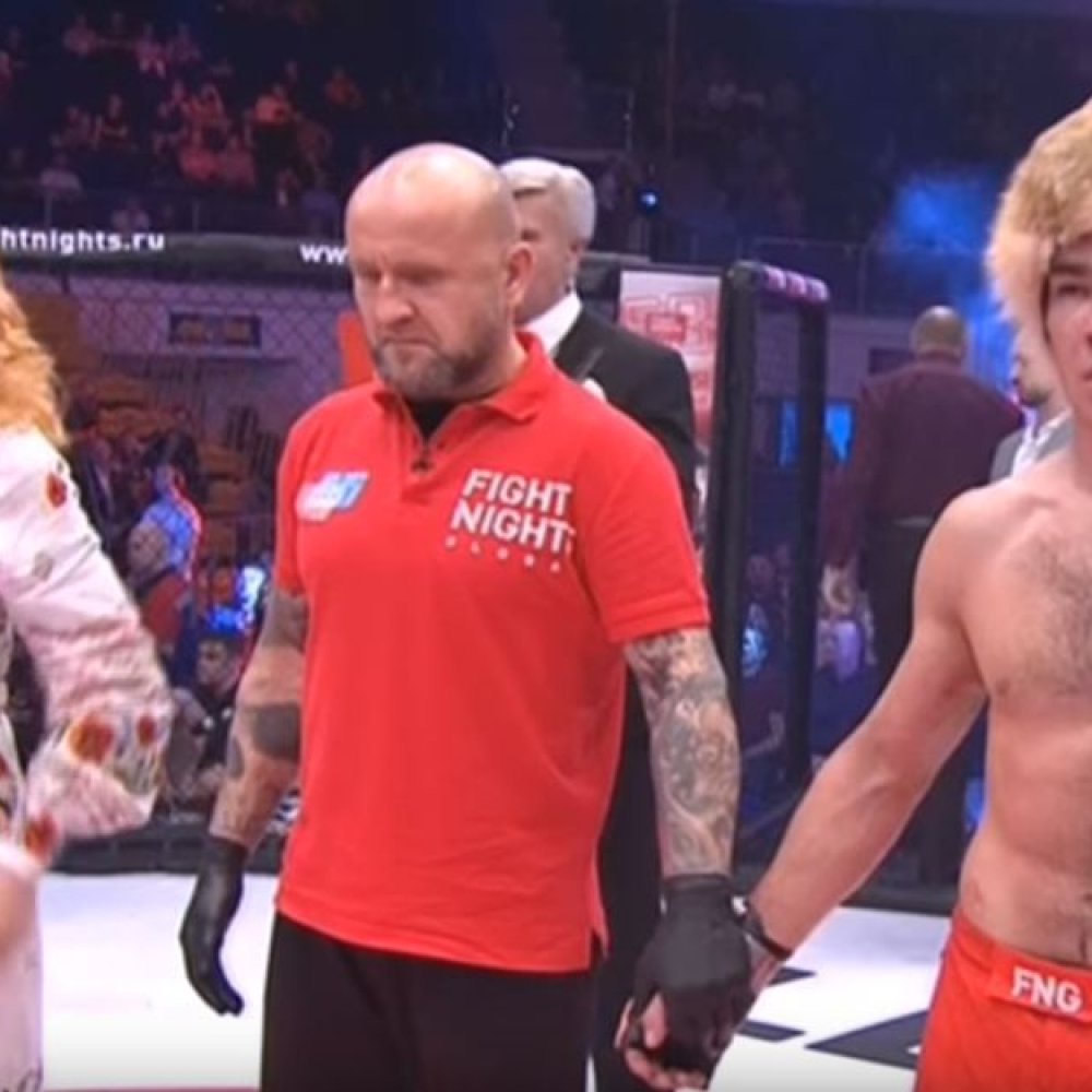 Mamá golpeó a su hijo por perder una pelea de MMA