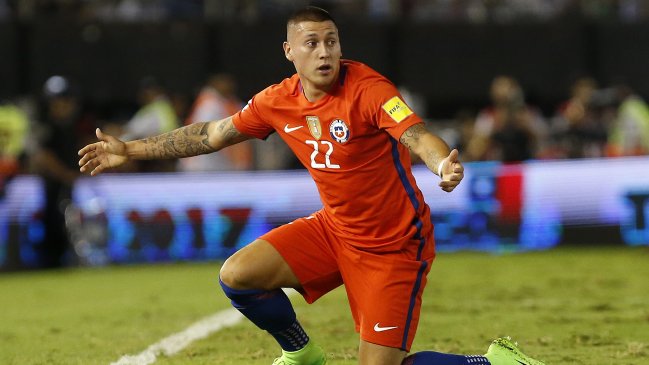 El tobillo derecho de Nicolás Castillo preocupa en la selección chilena