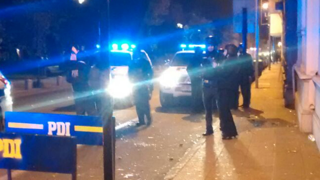 Turba de encapuchados realizó diversos ataques en sector de Barrio Brasil de Santiago