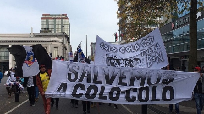 Hinchas de Colo Colo se manifestaron pacíficamente contra Blanco y Negro