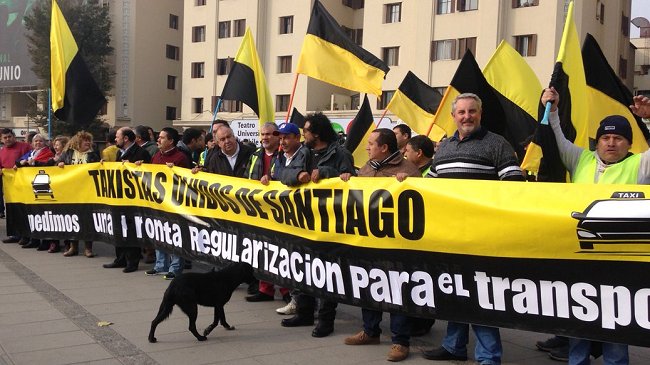 Los taxistas protestan a pie por la Alameda