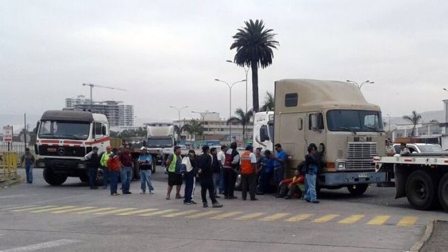 Camioneros bloquearon acceso a puerto de Arica en protesta por paro en aduanas