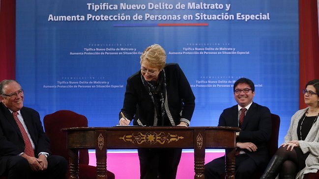 Bachelet promulgó ley que tipifica delito de maltrato a niños, ancianos y personas con discapacidad