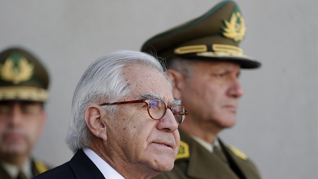 Fernández recibió al alto mando de Carabineros y reiteró respaldo a Villalobos