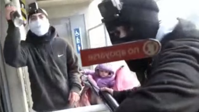 Grafiteros quedaron en libertad tras realizar rayados a vagón de metro en Valparaíso