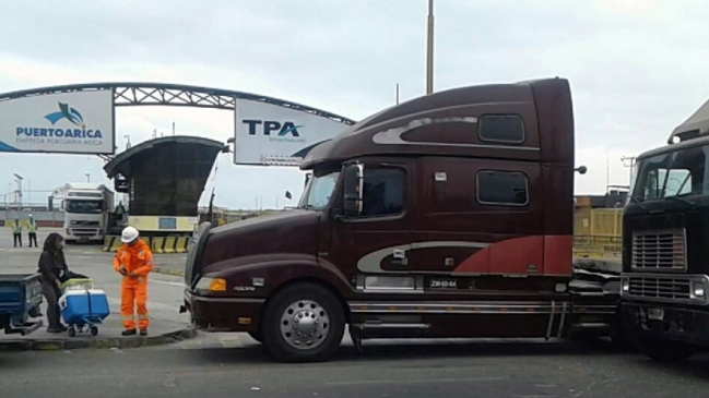 Camioneros amenazan con bloquear accesos a Arica en protesta por paro de Aduanas