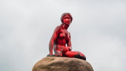   La Sirenita de Copenhague pintada de rojo en protesta por la caza de ballenas 