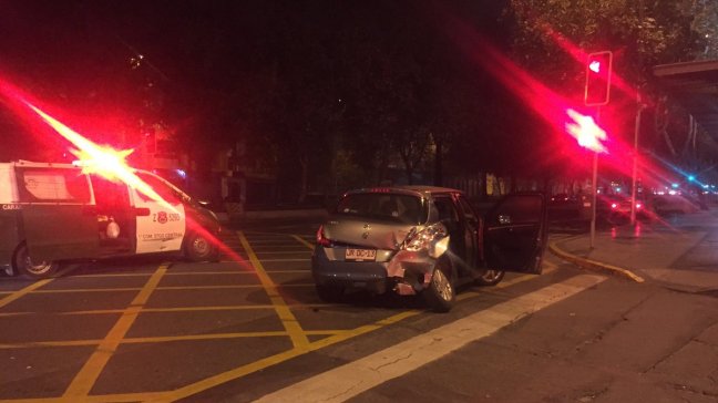 Vehículo particular y furgón de Carabineros colisionaron en el centro de Santiago