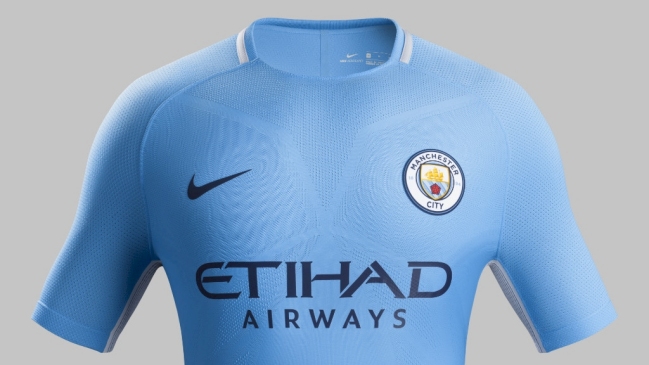 Manchester City homenajea en su nueva camiseta al equipo campeón en 1968