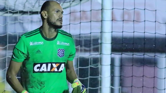 Portero brasileño recibió un gol torpe en su debut, se fue del estadio y Figueirense lo despidió