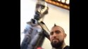 Arturo Vidal agradeció estatua de metal que le obsequiaron en "Pinto Durán"