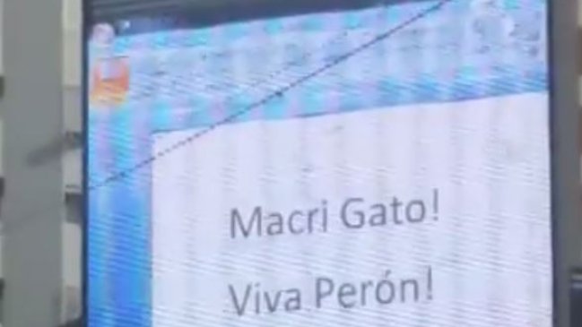 Hackean pantalla con porno y mensaje anti Macri en Buenos Aires