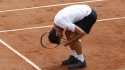 El festejo de Renzo Olivo tras derrotar a Jo-Wilfried Tsonga en Roland Garros