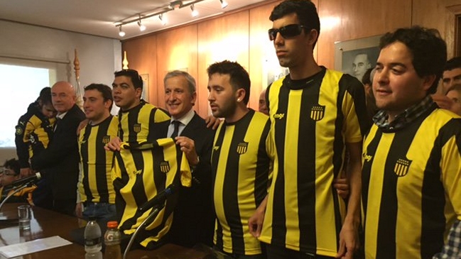 Peñarol presentó equipo de fútbol para ciegos y busca impulsar una liga local