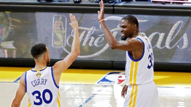 Kevin Durant deslumbró y guió a los Warriors al triunfo en primera final ante Cleveland Cavaliers