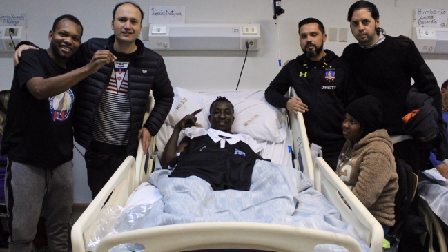 El Club Social de Colo Colo regaló camiseta a haitiano que sufrió ataque xenófobo