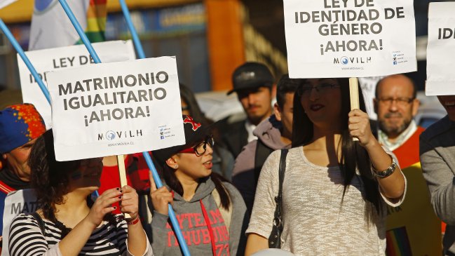 Encuesta CEP: Matrimonio igualitario y adopción homosexual dividen a chilenos