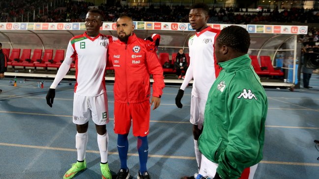Jugadores de Burkina Faso se fotografiaron con Arturo Vidal tras el partido con Chile