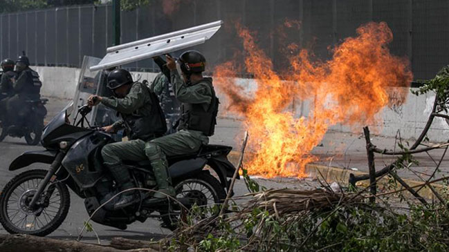 Venezuela: Falleció joven que fue quemado en protesta y ascienden a 65 los muertos