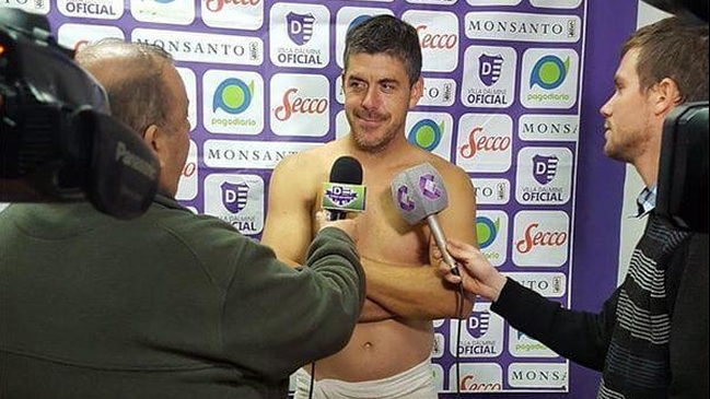 Entrenador dio desnudo una conferencia de prensa para cumplir una promesa