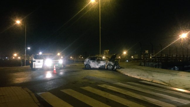 Carabineros busca a personas que incendiaron vehículo en Maipú