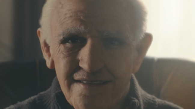 Así quedó la publicidad en que Alexis Sánchez luce de 80 años