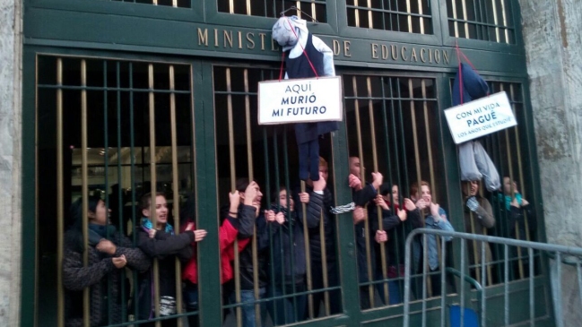 Toma del Ministerio de Educación terminó con 12 estudiantes detenidos