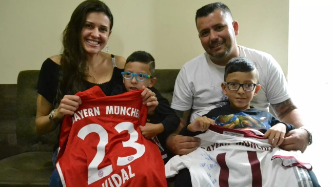 Arturo Vidal donó su camiseta a niño brasileño que padece parálisis cerebral