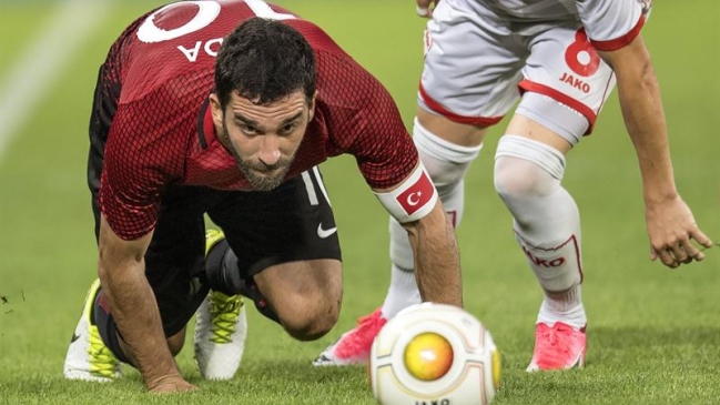 Arda Turan renunció a la selección turca tras agredir a un periodista