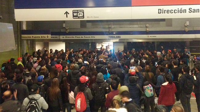 Usuarios de Metro registran incidentes en estación Tobalaba