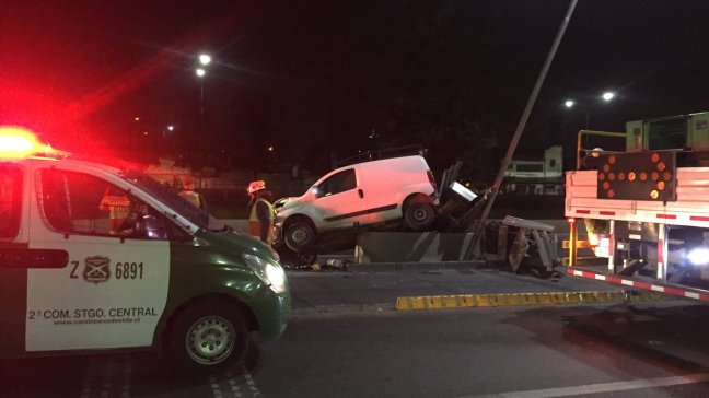 Vehículo chocó contra barreras de contención en la Autopista Central