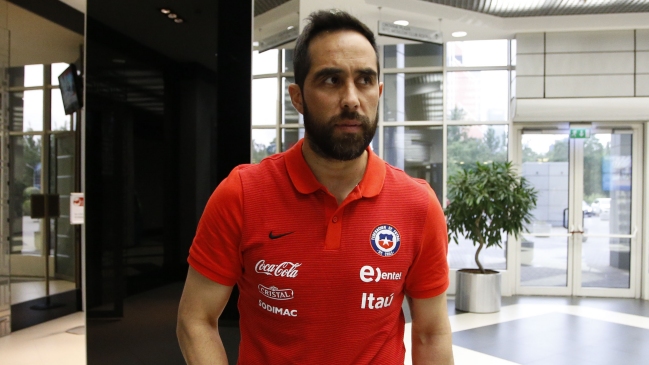 Claudio Bravo no entrenó a la par de sus compañeros y quedó en duda para el duelo con Rusia