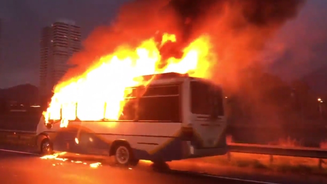 Incendio consume un bus en plena Costanera Norte