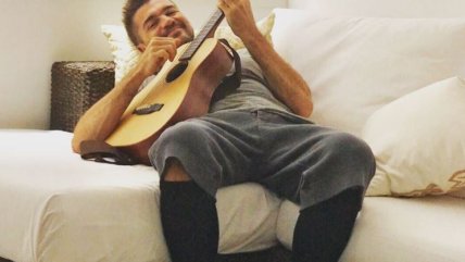 Juanes compartió una foto de su licenciatura de cuarto medio