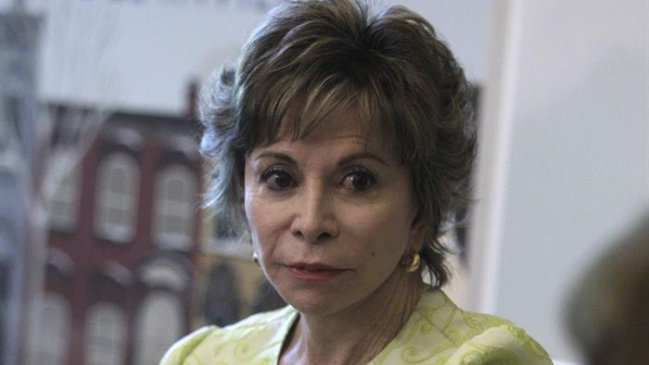 Escritora Isabel Allende llamó a chilenos en exterior a votar en presidenciales