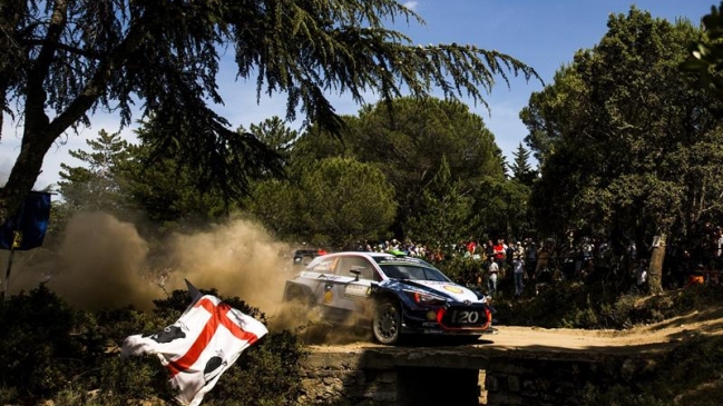 Hayden Paddon arrebató el liderato a Thierry Neuville en el Rally de Italia-Cerdeña