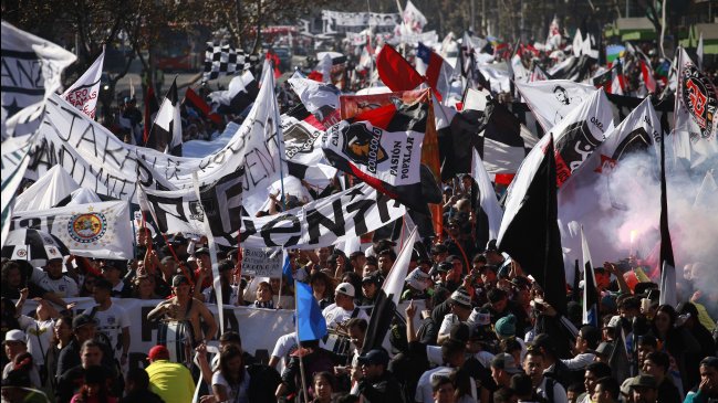 Hinchas de Colo Colo realizaron multitudinaria marcha en contra de Blanco y Negro