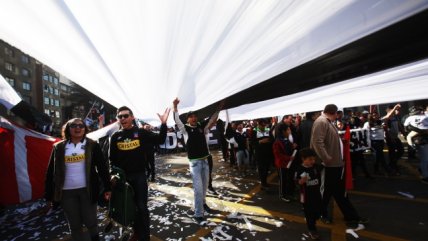 La marcha de hinchas de Colo Colo en contra de Blanco y Negro