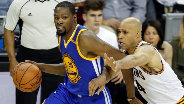 Golden State Warriors y Cleveland Cavaliers chocan en el quinto duelo de la final de la NBA
