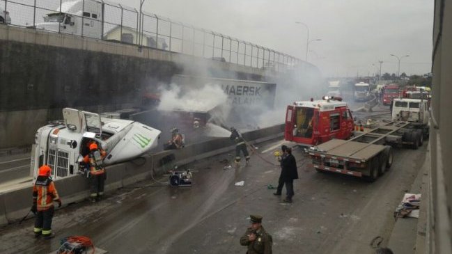 San Antonio: Emergencia química por volcamiento de camión con azufre