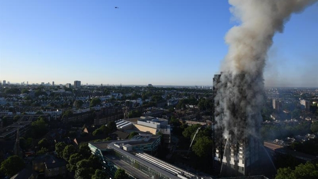 Bomberos combate gran incendio en torre de viviendas en el centro de Londres