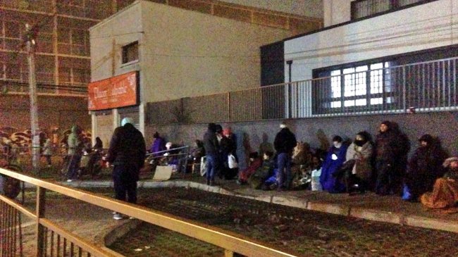 Recoleta: Apoderados hicieron fila durante más de 24 horas para inscribirse en colegio