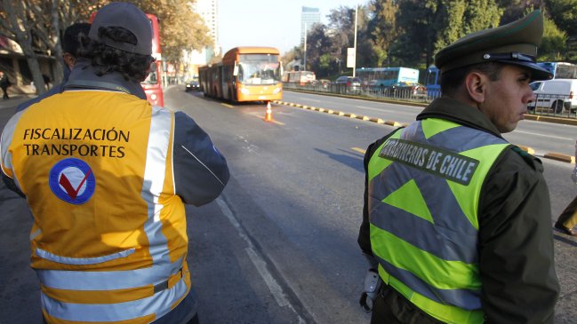 Fiscalizadora del Transantiago en riesgo vital tras ser empujada por evasor