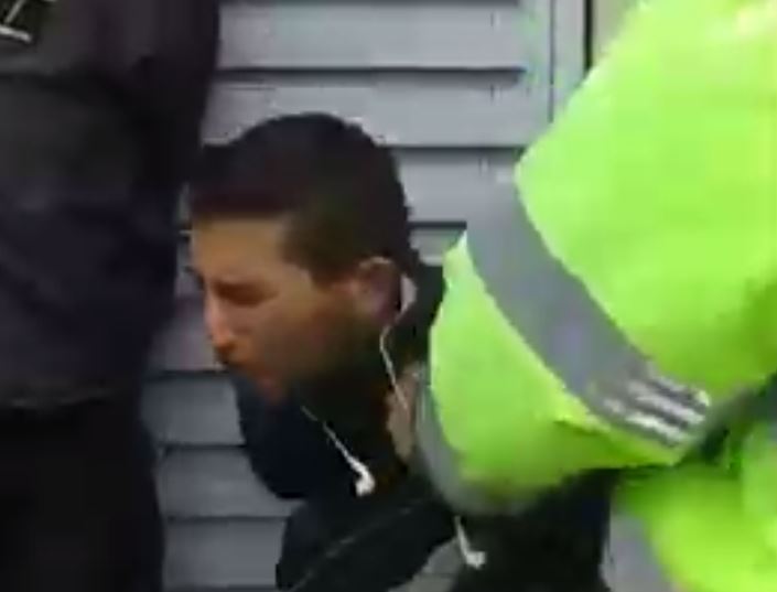 Mujer se vengó de ladrón con una dolorosa patada baja